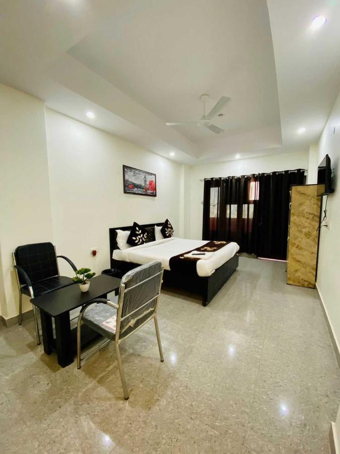 Hotel O K R Resdiancy Near Botanic Garden Of Indian Republic Noida Kültér fotó