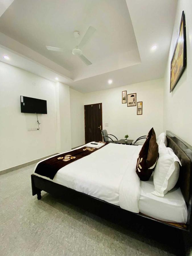 Hotel O K R Resdiancy Near Botanic Garden Of Indian Republic Noida Kültér fotó