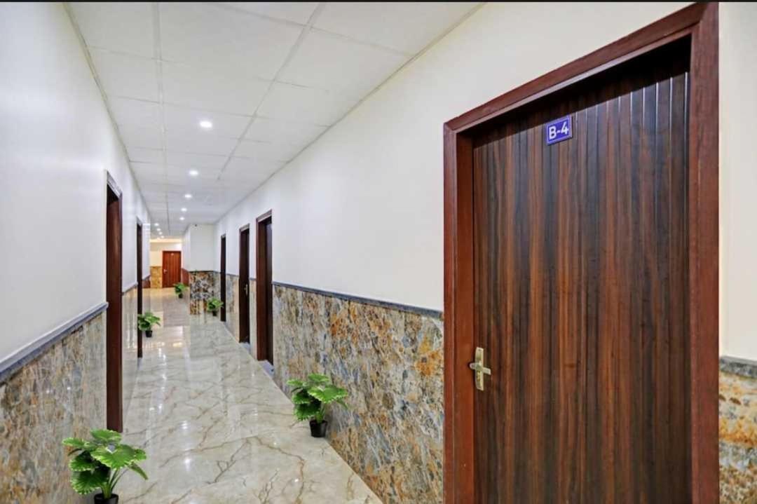 Hotel O K R Resdiancy Near Botanic Garden Of Indian Republic Noida Kültér fotó