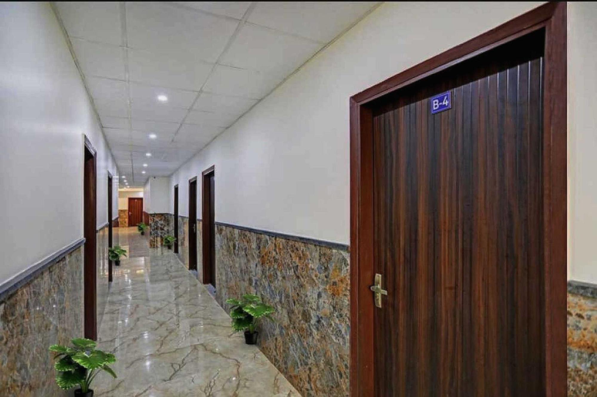 Hotel O K R Resdiancy Near Botanic Garden Of Indian Republic Noida Kültér fotó